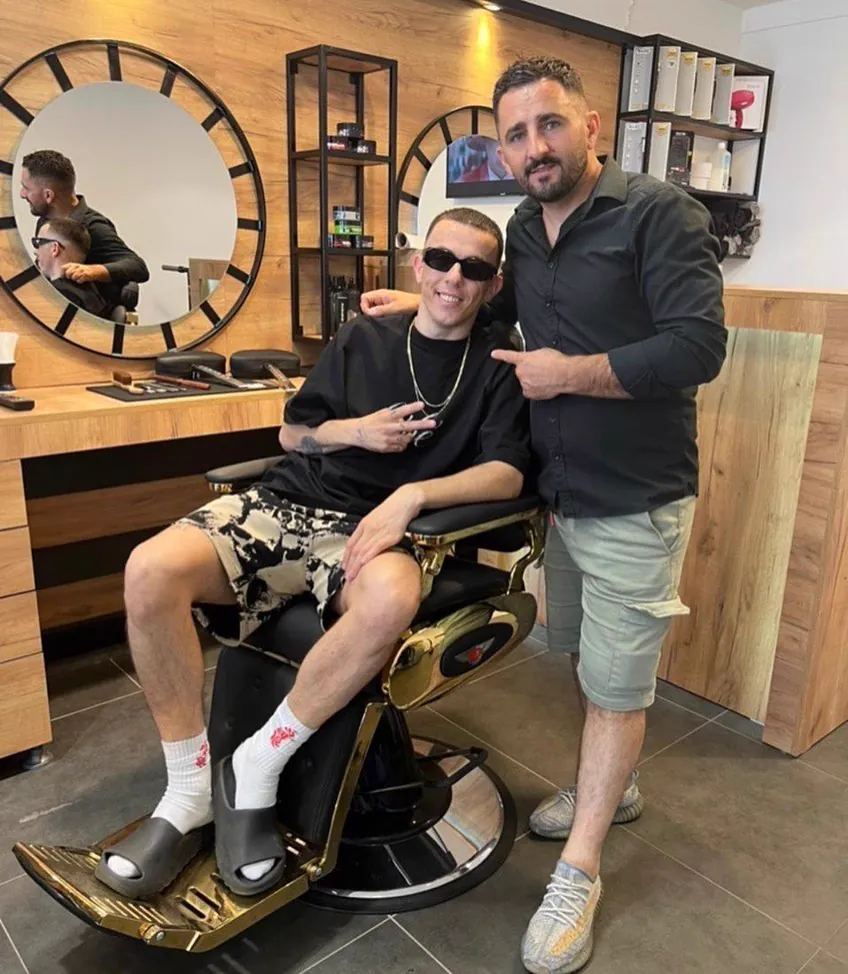 Le patron d'Anor dans son salon, devant les grands miroirs à rayons